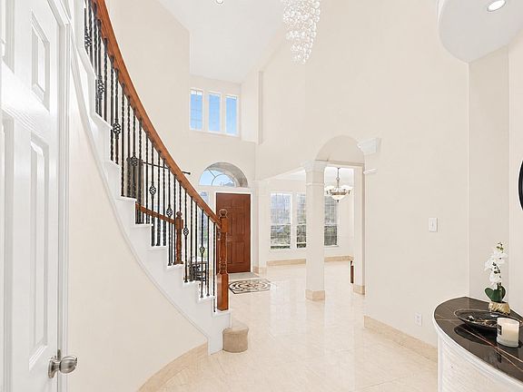 4th image of 2614 Sunset Lake Dr