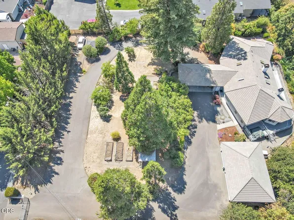 1282 Shady Ln, Grants Pass, OR 97527