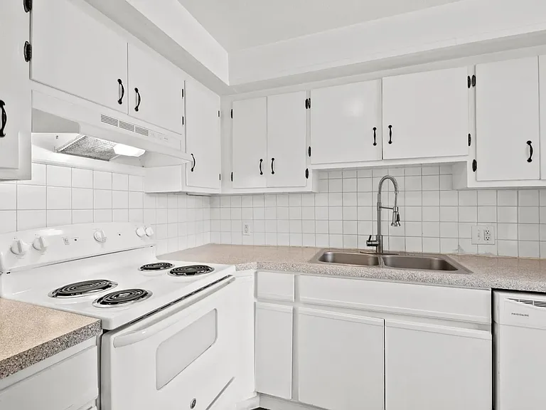 Park Ridge Apartments — Photo 74