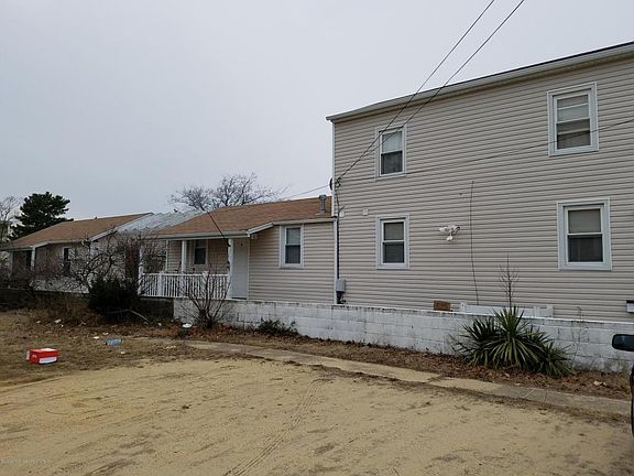 3rd image of 213 Blaine Ave