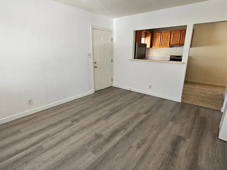 2522 2522 1/2mlancaster Ave — Photo 2