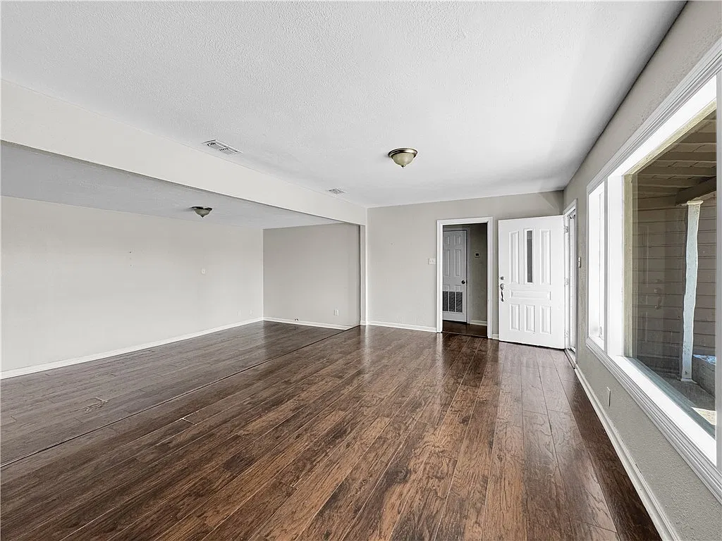 3 bed, 2.0 bath, 1402 sqft, $1,750 — Photo 4