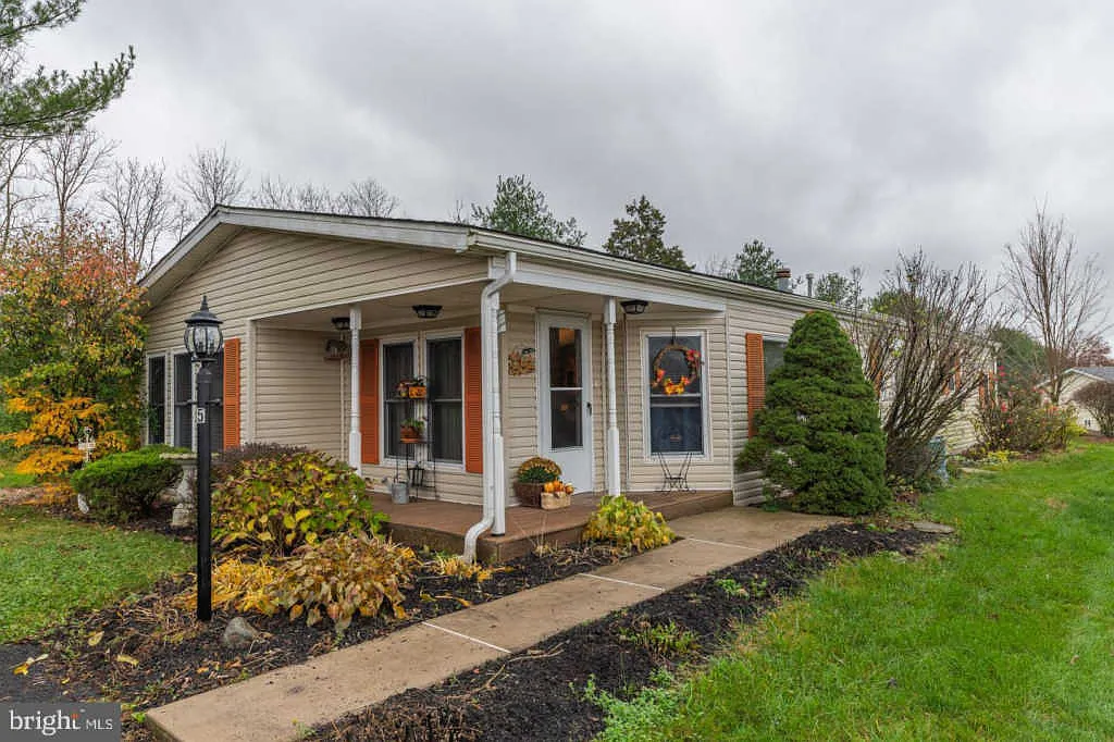 25 Black Cherry Ct E photo 1