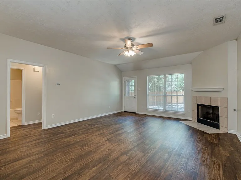 2402 Jaguar Ct — Photo 8