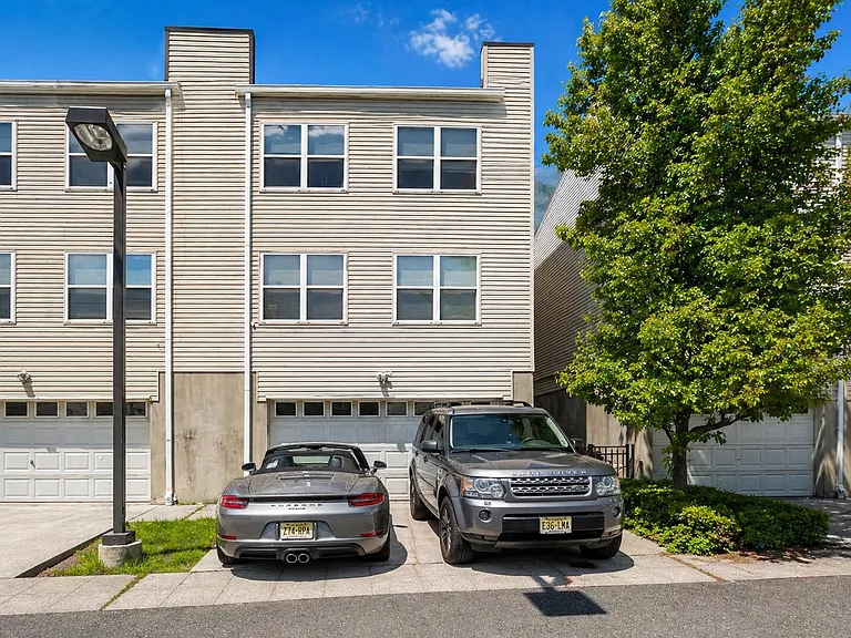 374 Sip Ave #1 — Photo 16
