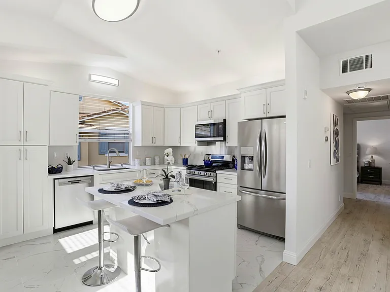 558 Manhattan Pl — Photo 18