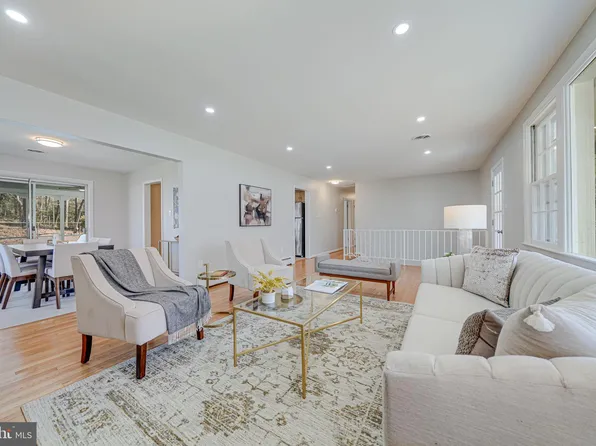 7206 Robin Hood Dr, Upper Marlboro, MD 20772