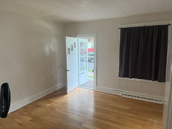 3rd image of 44 Wesley St #44