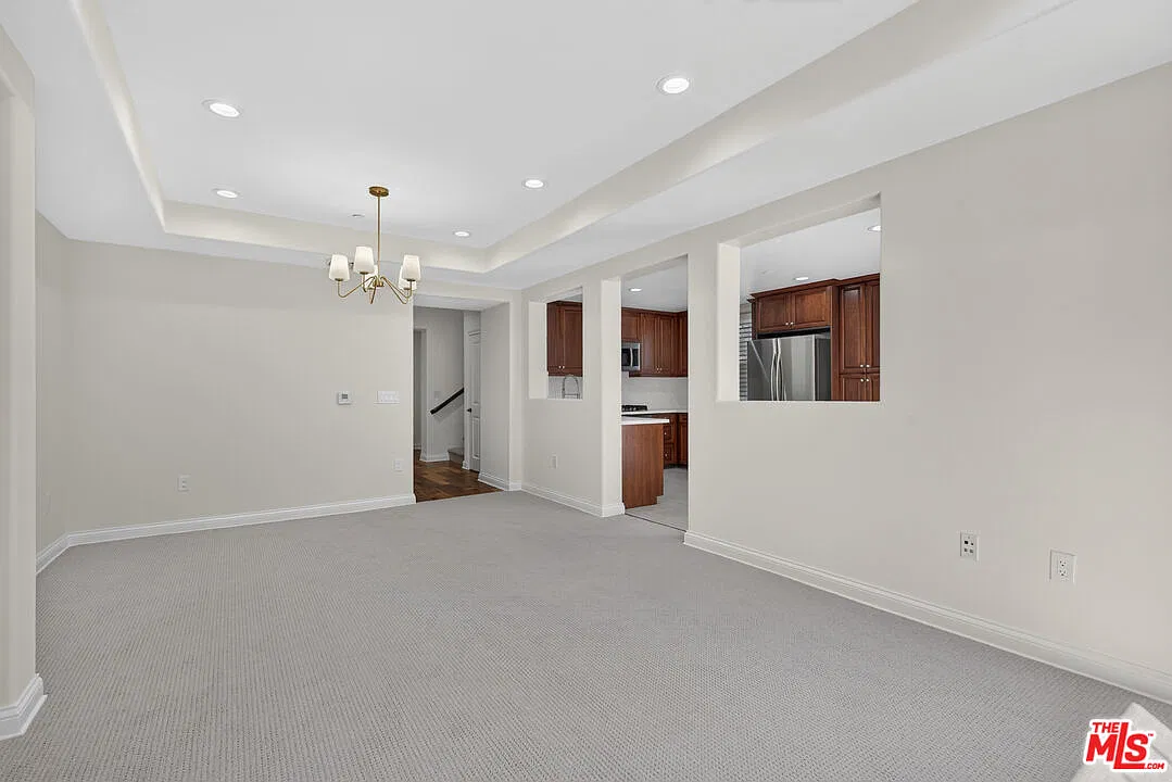 2 bed, 2.5 bath, 1640 sqft, $6,300 — Photo 2