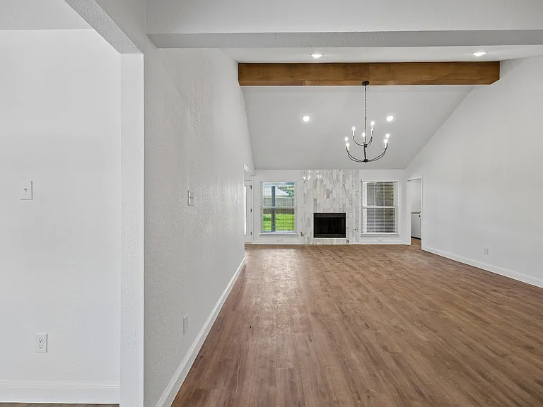 1916 Arbor Creek Dr — Photo 3