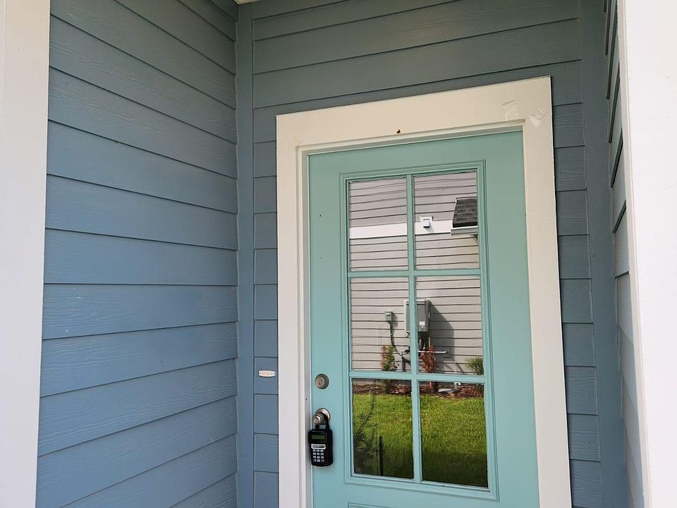1st image of 419 Brandon Lakes Dr