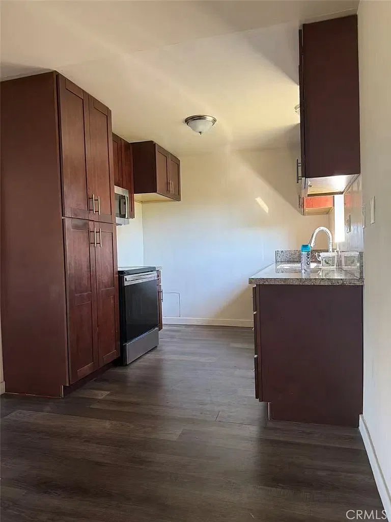 2 bed, 2.0 bath, 1100 sqft, $2,600 — Photo 2