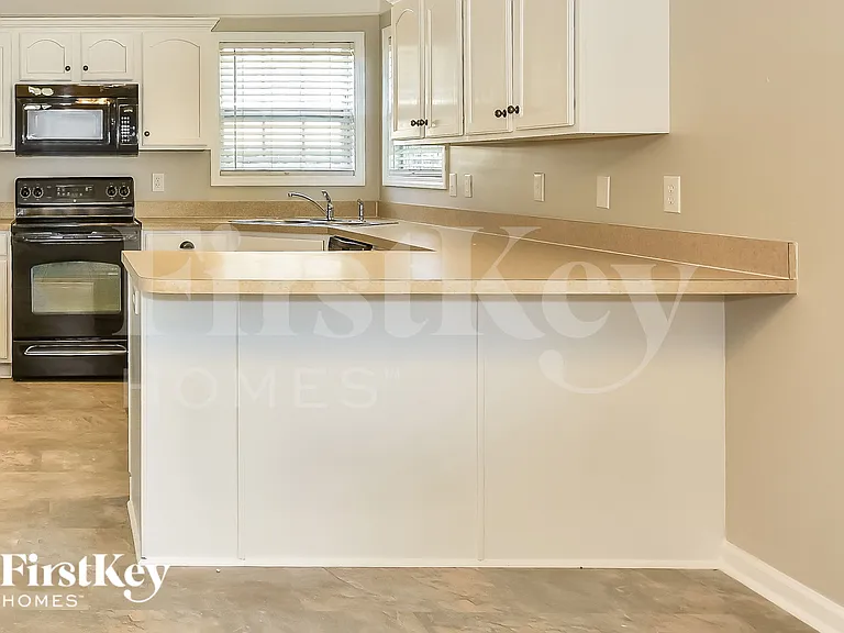 1161 Castlewood Dr — Photo 8