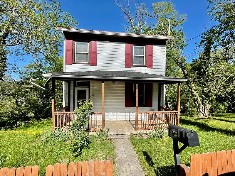 2 bed, 1.0 bath, 748 sqft, $1,175 — Photo 2