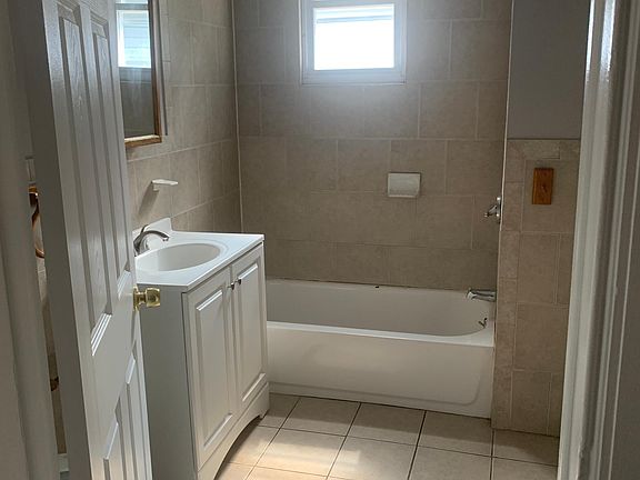 5th image of 267 6th Ave W Floor 2