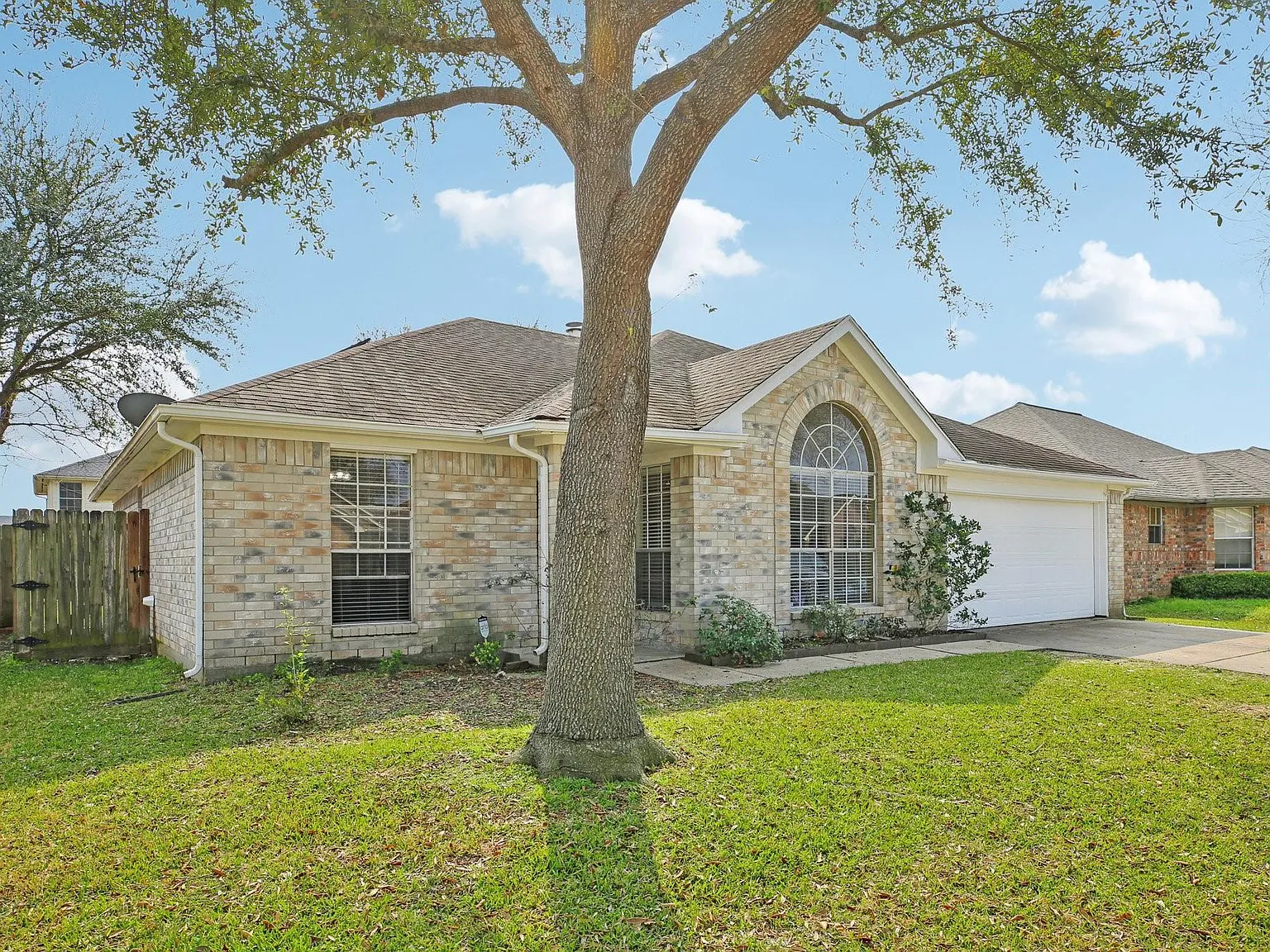 3 bed, 2.0 bath, 1520 sqft, $2,000 — Photo 2
