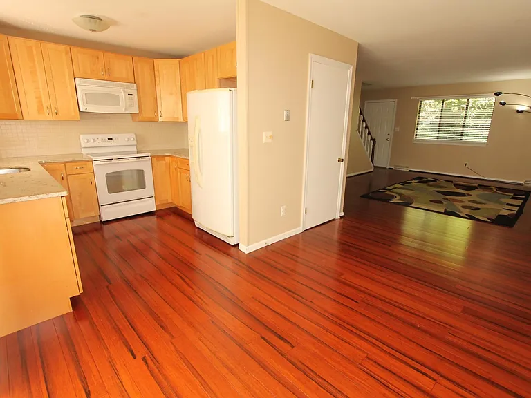 579 Churchill Dr — Photo 2