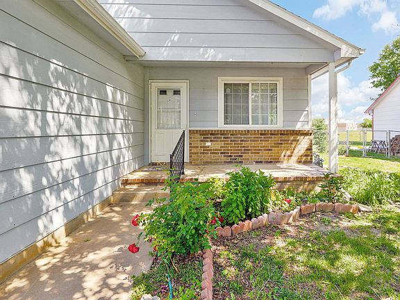 2nd image of 800 W Deerfield Cir