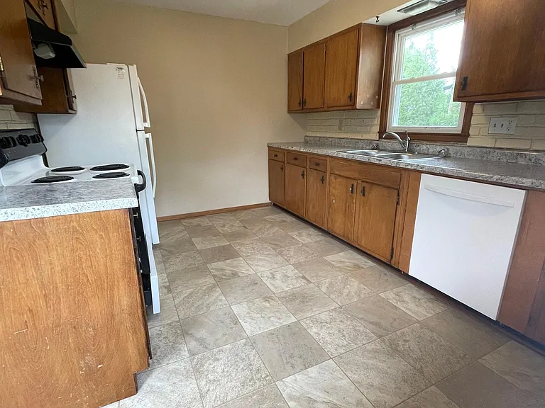 1580 James Dr — Photo 2
