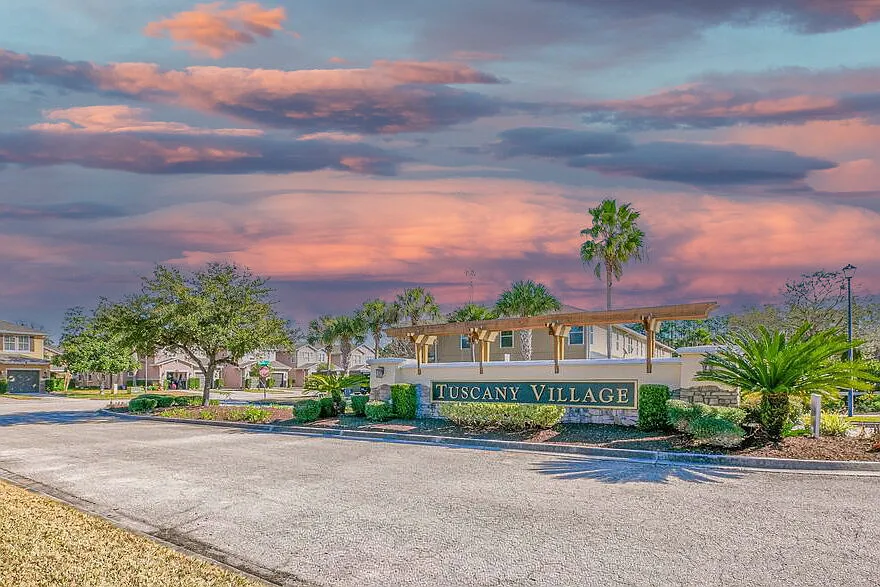 2 bed, 2.5 bath, 1304 sqft, $1,695 — Photo 2