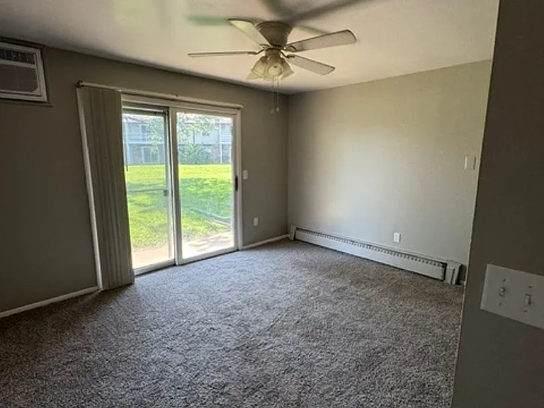 307 N Prairieview Rd — Photo 26