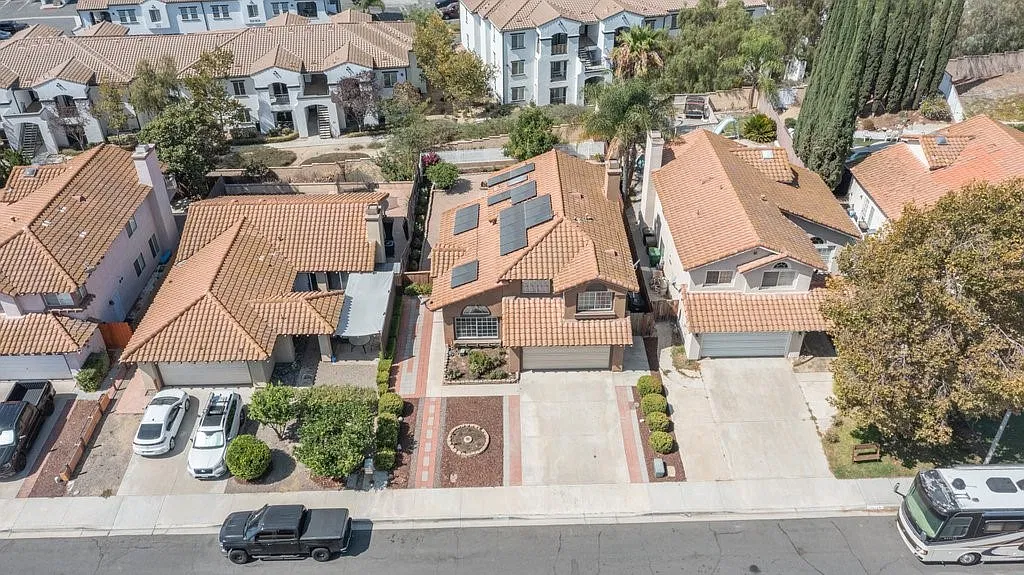 3 bed, 2.5 bath, 1700 sqft, $3,200 — Photo 3