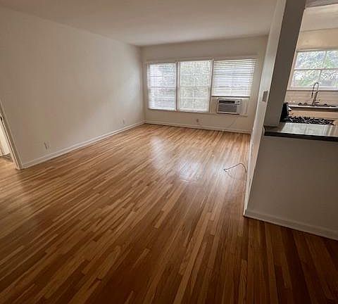 5th image of 1119 N Hayworth Ave #11