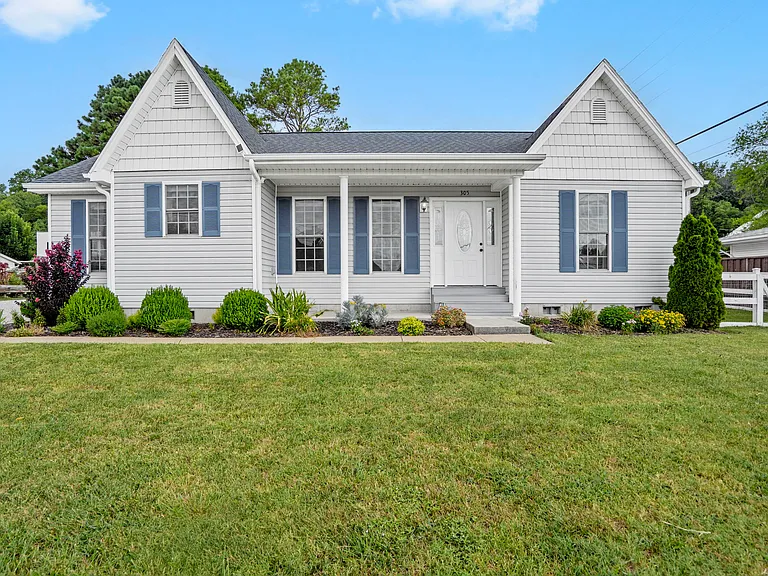 305 Lake Dr — Photo 1