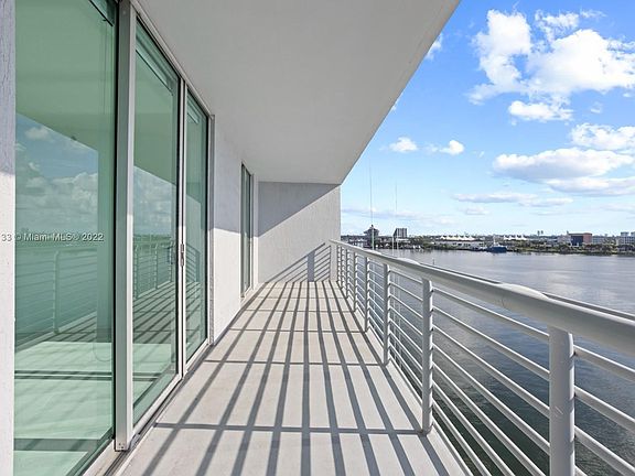 3rd image of 335 Biscayne Blvd #909