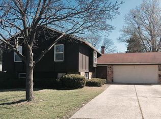 606 Country Lake Dr, Saint Peters, MO 63376