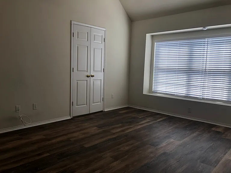 3841 Rolling Hills Dr — Photo 2