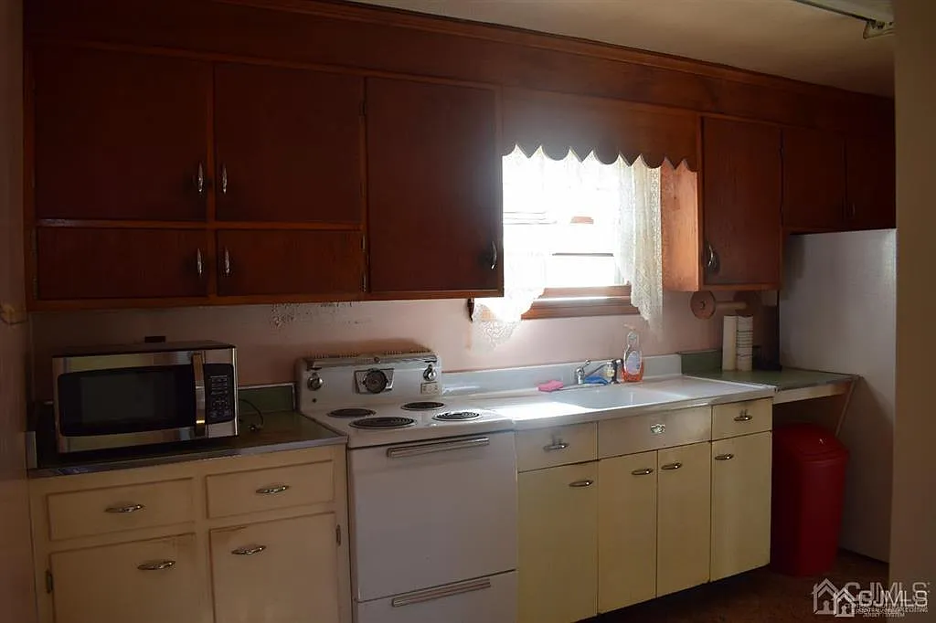 3 bed, 1.0 bath, 1152 sqft, $3,100 — Photo 2