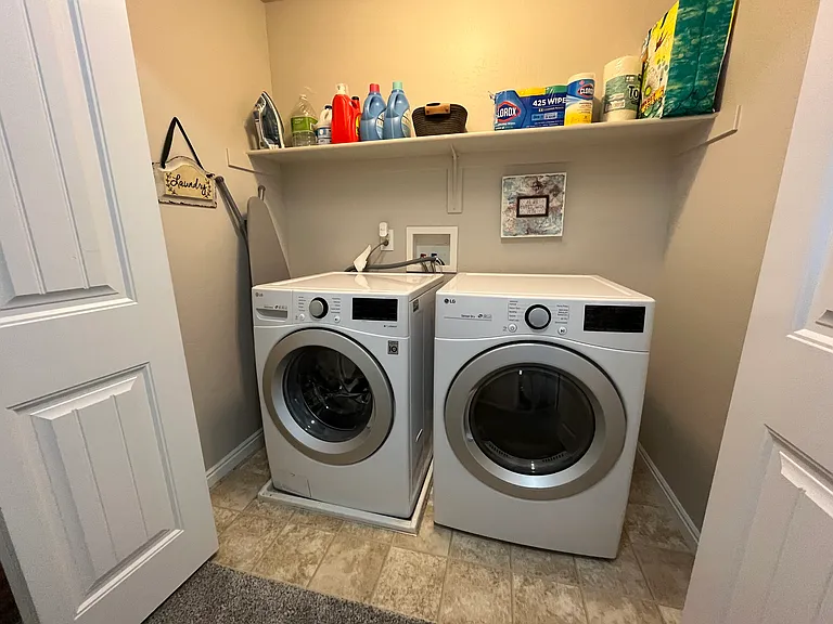 881 Berkeley Dr — Photo 36