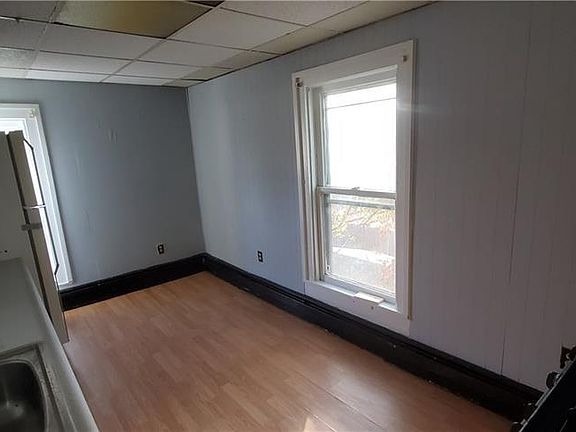 3rd image of 227 Grand St