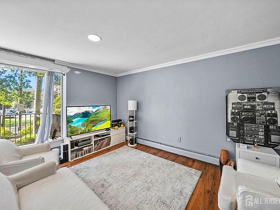 4th image of 111 Chestnut St Unit 201