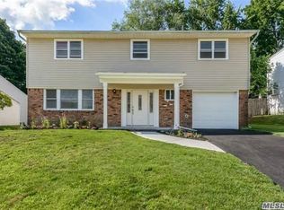 15 Woodoak Ln, Huntington, NY 11743