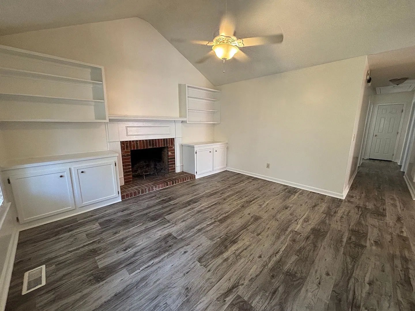 3 Bedroom 2 Bath in rosewood — Photo 2