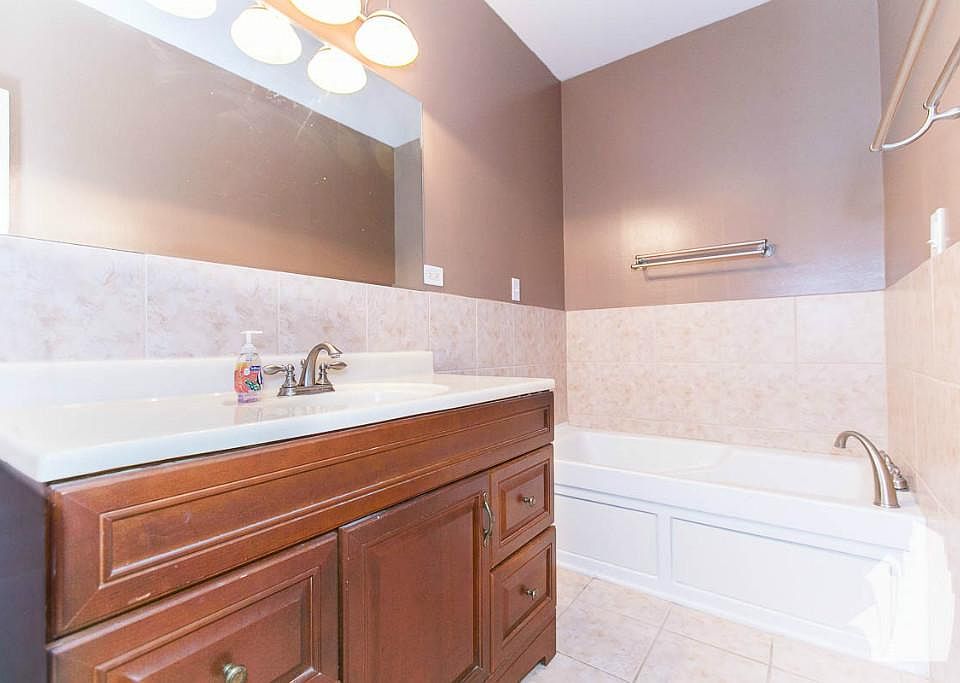 1st image of 1047 W Leland Ave APT 2E
