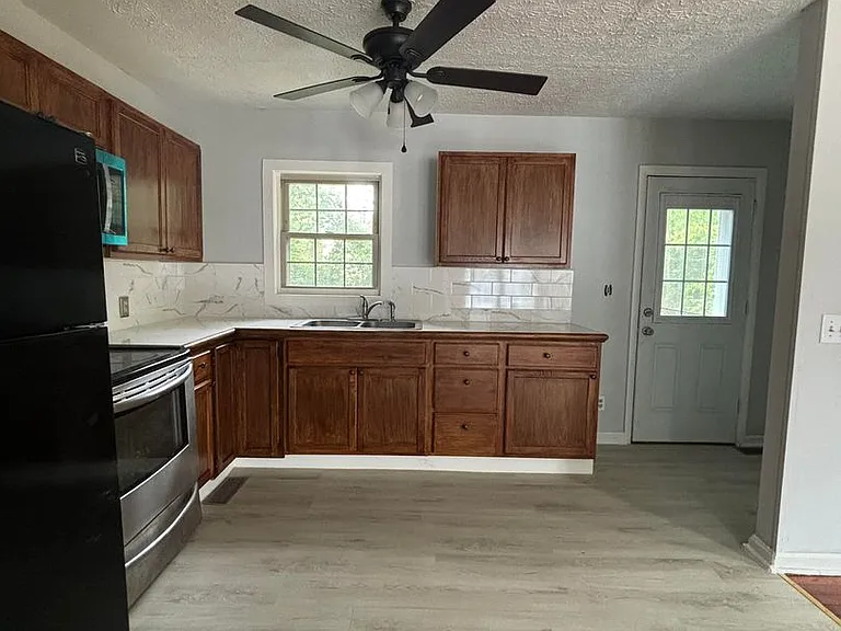 1733 Holly Dr — Photo 4