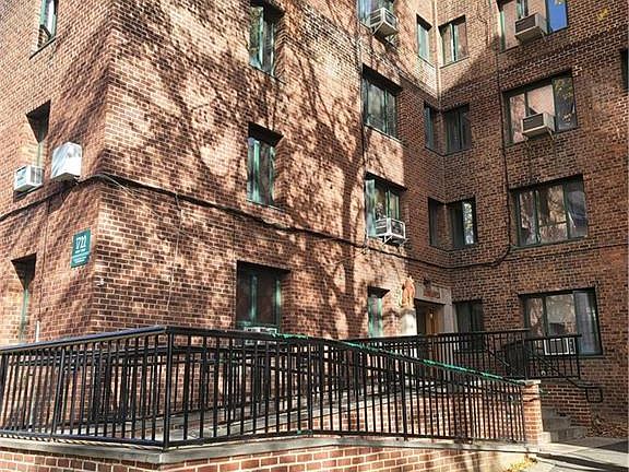 2nd image of 1722 Purdy St APT 3A