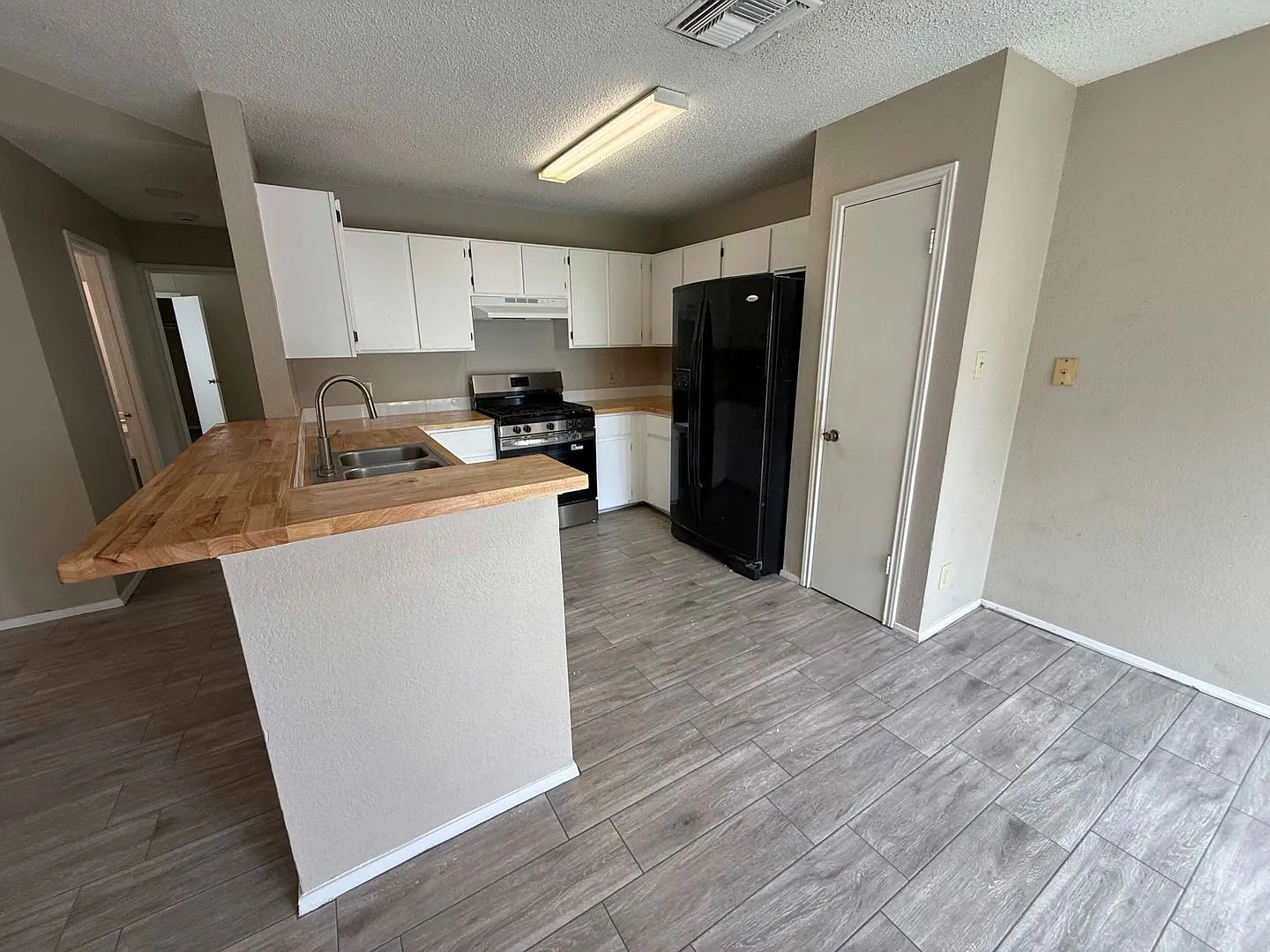 Awesome Property at Round Rock — Photo 3