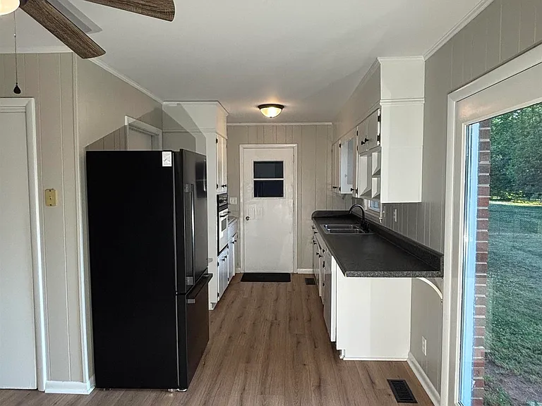 510 Clift Dr — Photo 9