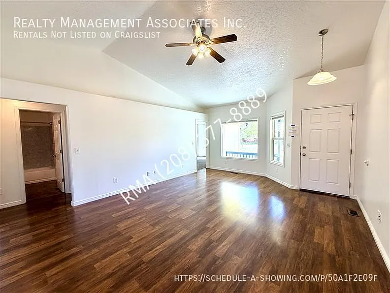 2324 Yucca Pl — Photo 2