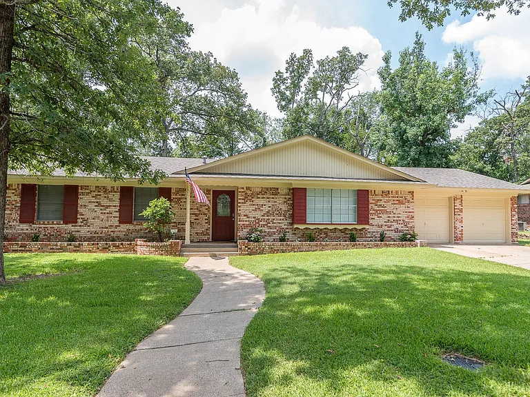 1825 Courtney Dr — Photo 1