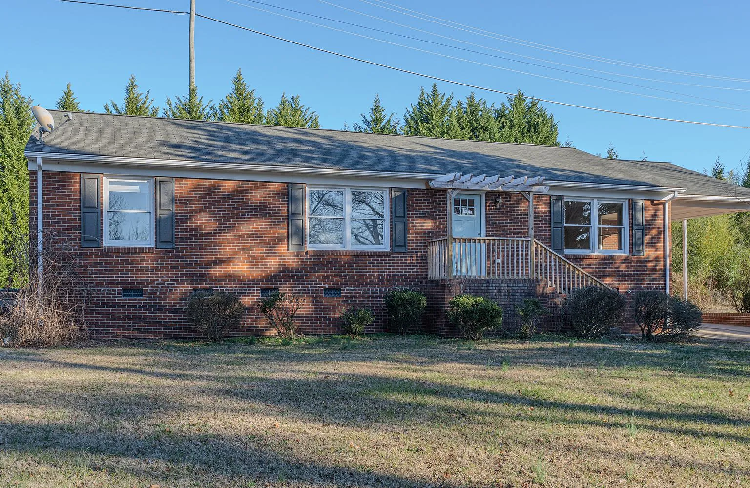 Charming 3-bed, 2-Bath home located in Greensboro NC — Photo 1