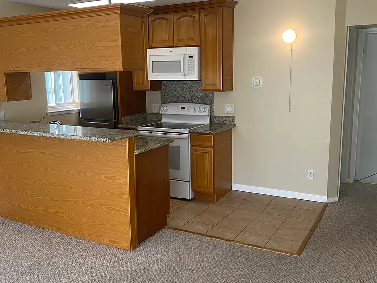 1634 Oxford St #205 — Photo 3