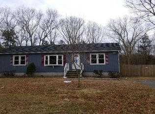 348 S Service Rd, Center Moriches, NY 11934