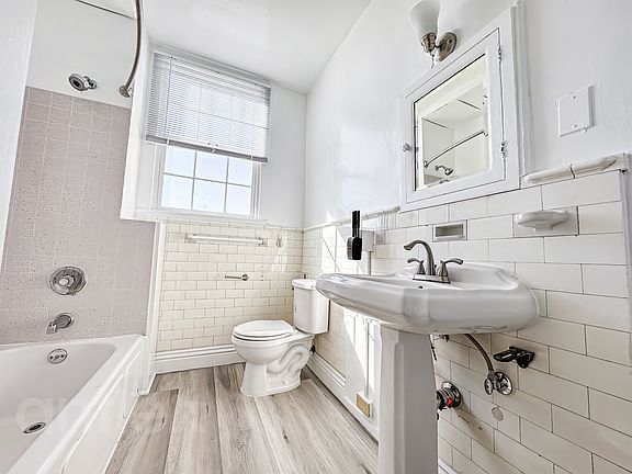 5th image of 2506 W 6th St #N1106