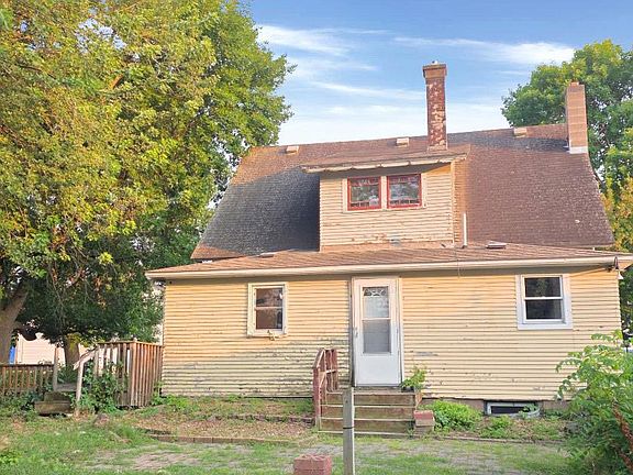 3rd image of 812 Maple Ave E