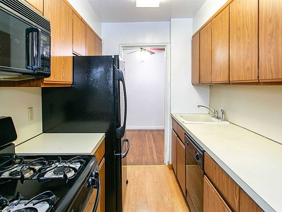 3rd image of 1 Birchwood Ct APT 4K
